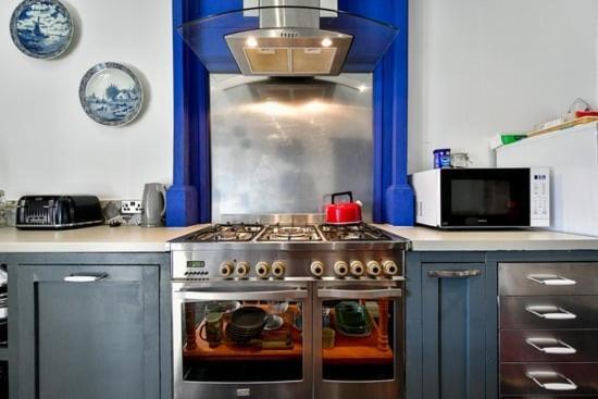 Quirky 4 Bedroom Apartment With Terrace Cardiff Zewnętrze zdjęcie